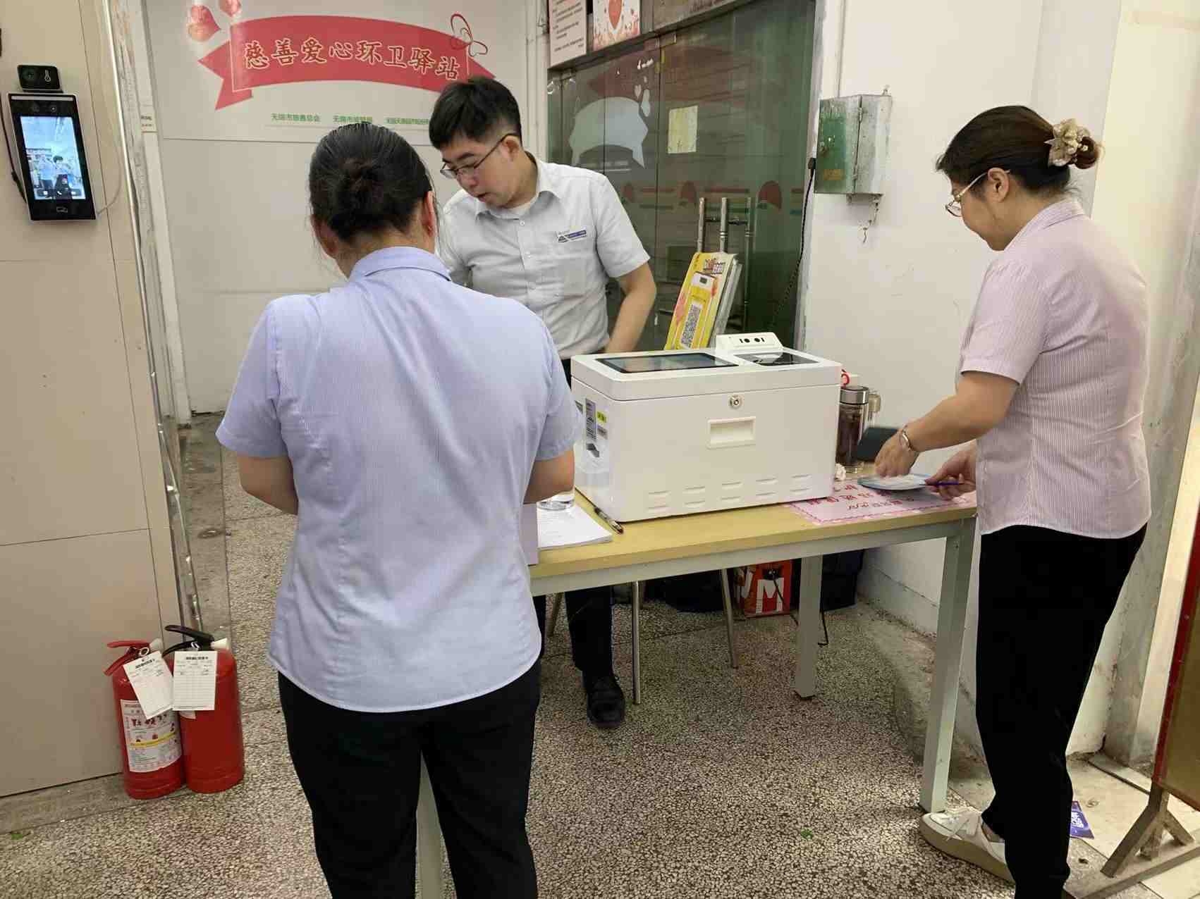 天惠超市与江苏银行合作现场为天惠员工更换第三代社保卡